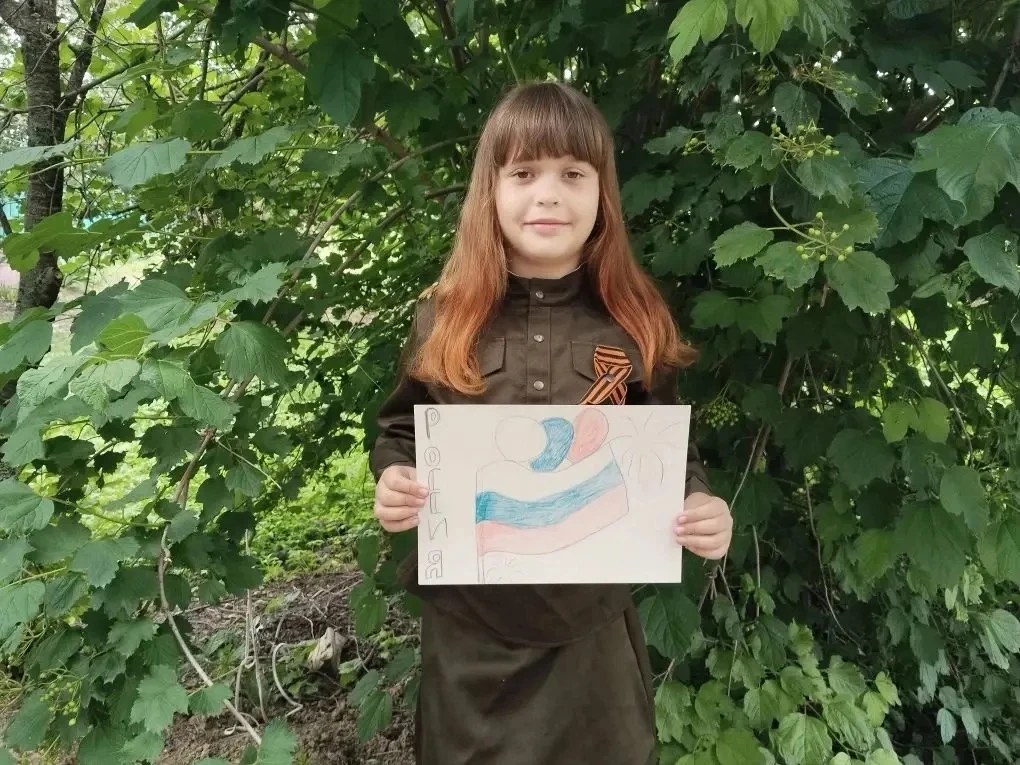 Ученица 3 класса Бойко Оля принимает участие в онлайн- выставке рисунков "Россия - родина моя"
#МыРо