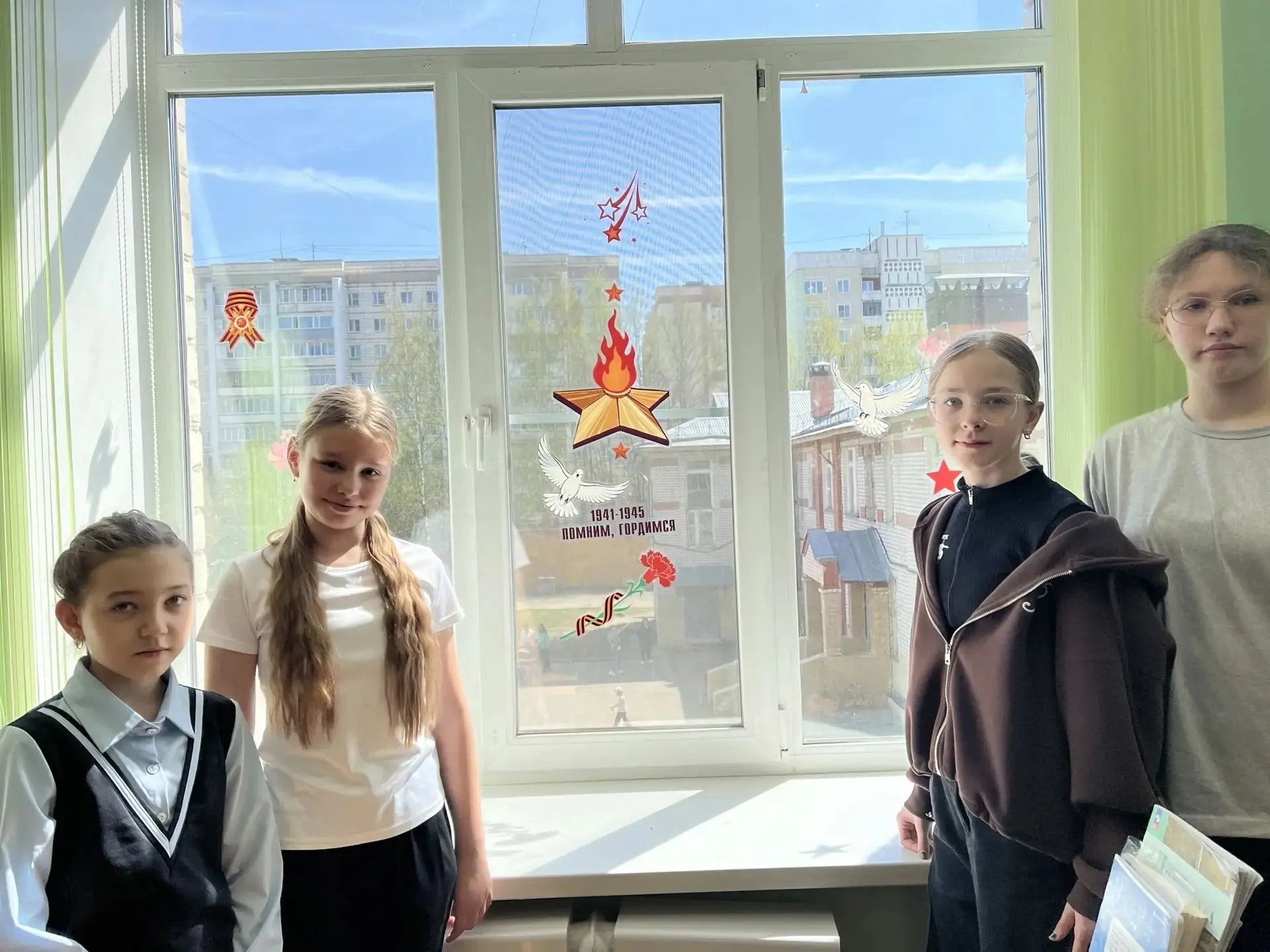 🕊✨ Окна, в которые заглядывает Победа!✨🕊  Ученики 5 «Д» класса присоединились к всероссийской акции 