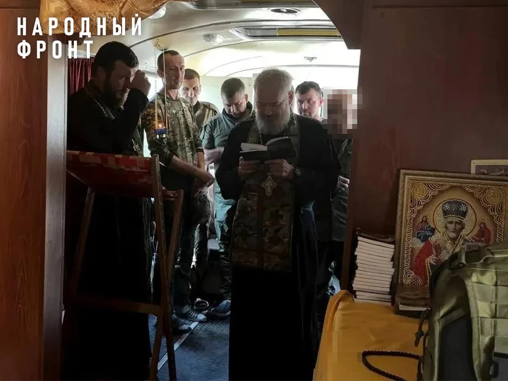 В зоне СВО освятили храм на колесах.