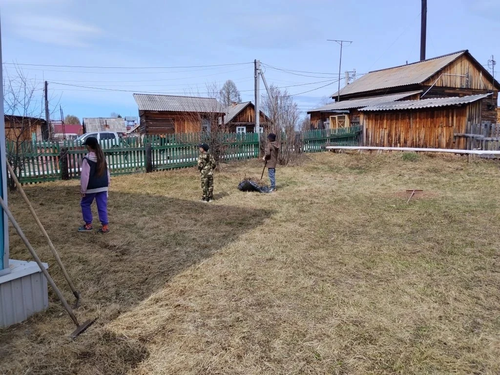В нашей школе прошёл ежегодный традиционный субботник по уборке пришкольной территории!  Весна иногд