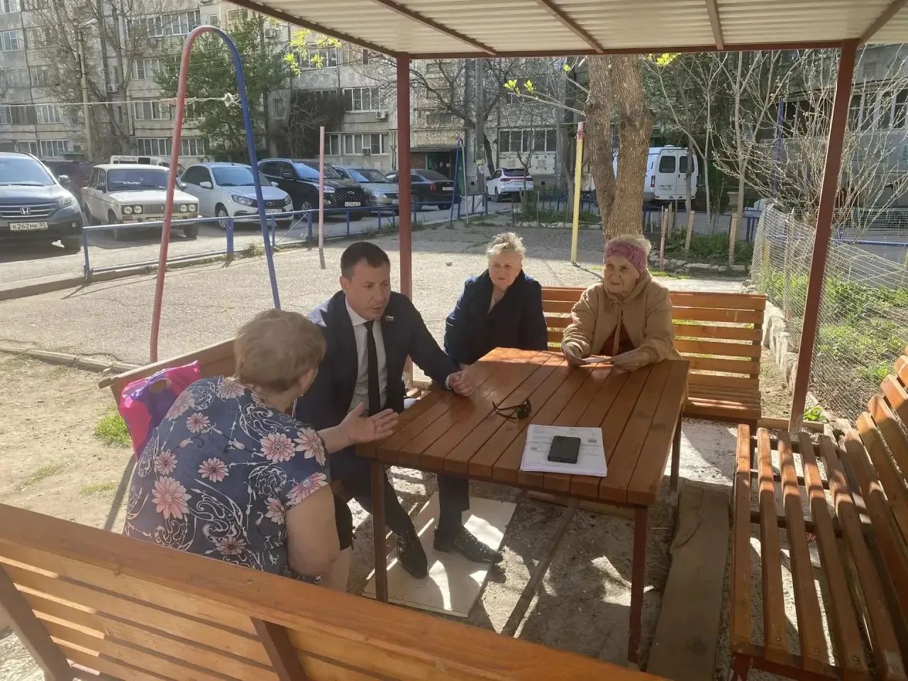 Друзья, продолжаю встречаться с жителями моего округа. Недавно пообщался с жильцами мно...