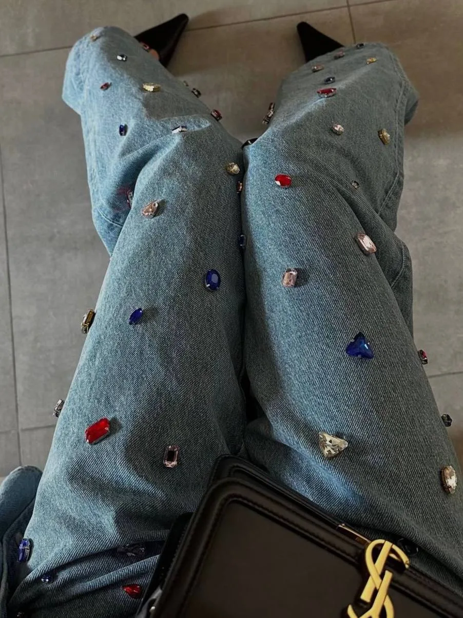Тренд под названием bedazzling захватывает соцсети: стразами украшают одежду, волосы, н...