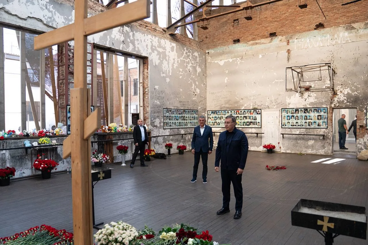 Валерий Фальков почтил память жертв теракта в Беслане