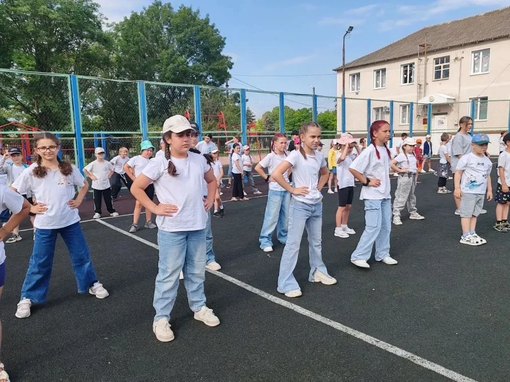 ☀️ Бодрое утро — залог отличного дня!

В летних лагерях на территории 
МБОУ СОШ №26 утро начинается 