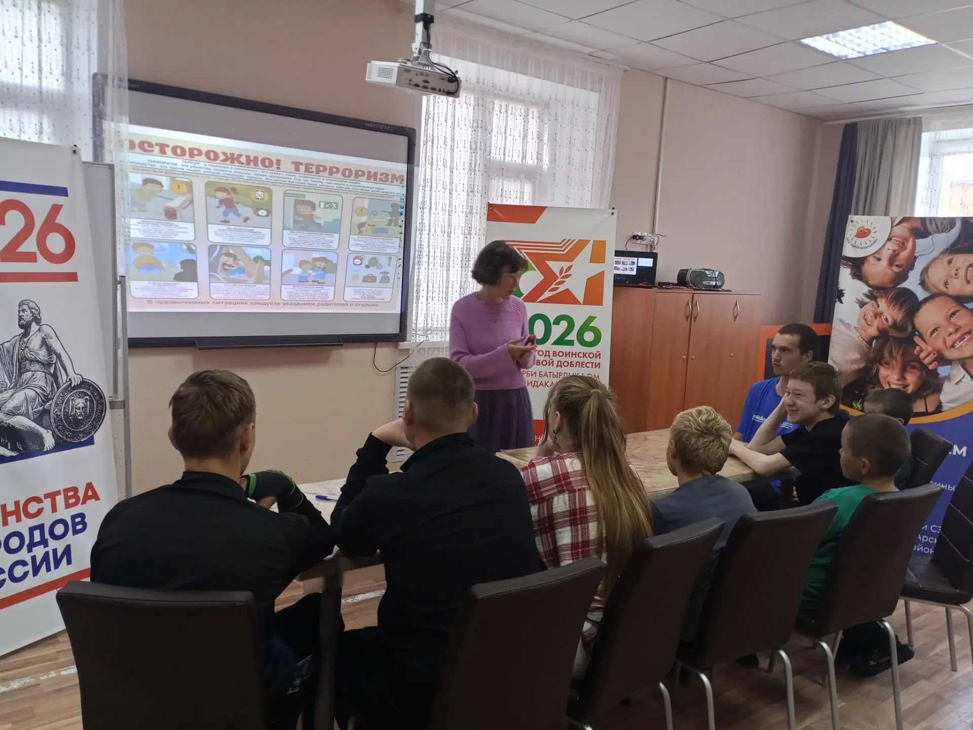 В рамках месячника "Экстремизму - нет!" педагог-психолог Ильсеяр Анваровна провела в ст...