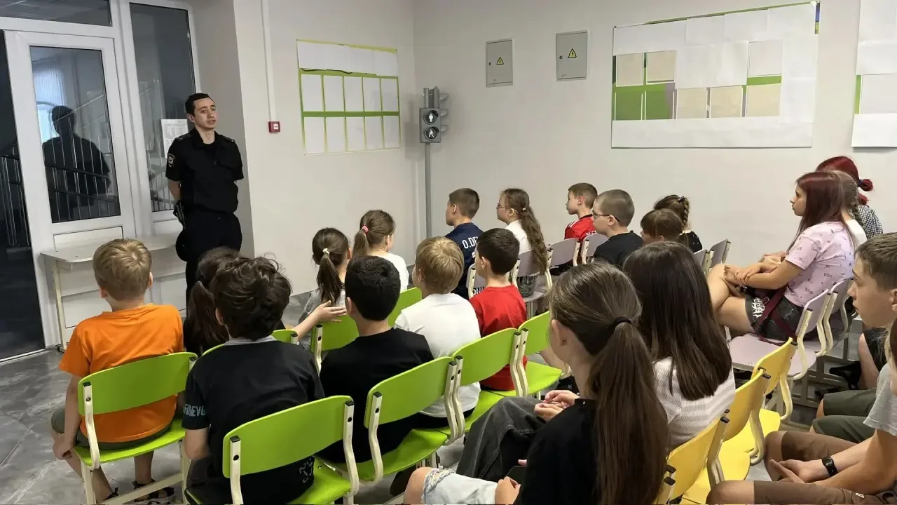 Единый день безопасности: важные знания от инспектора полиции!  

Сегодня 10.07.2026 в пришкольном л