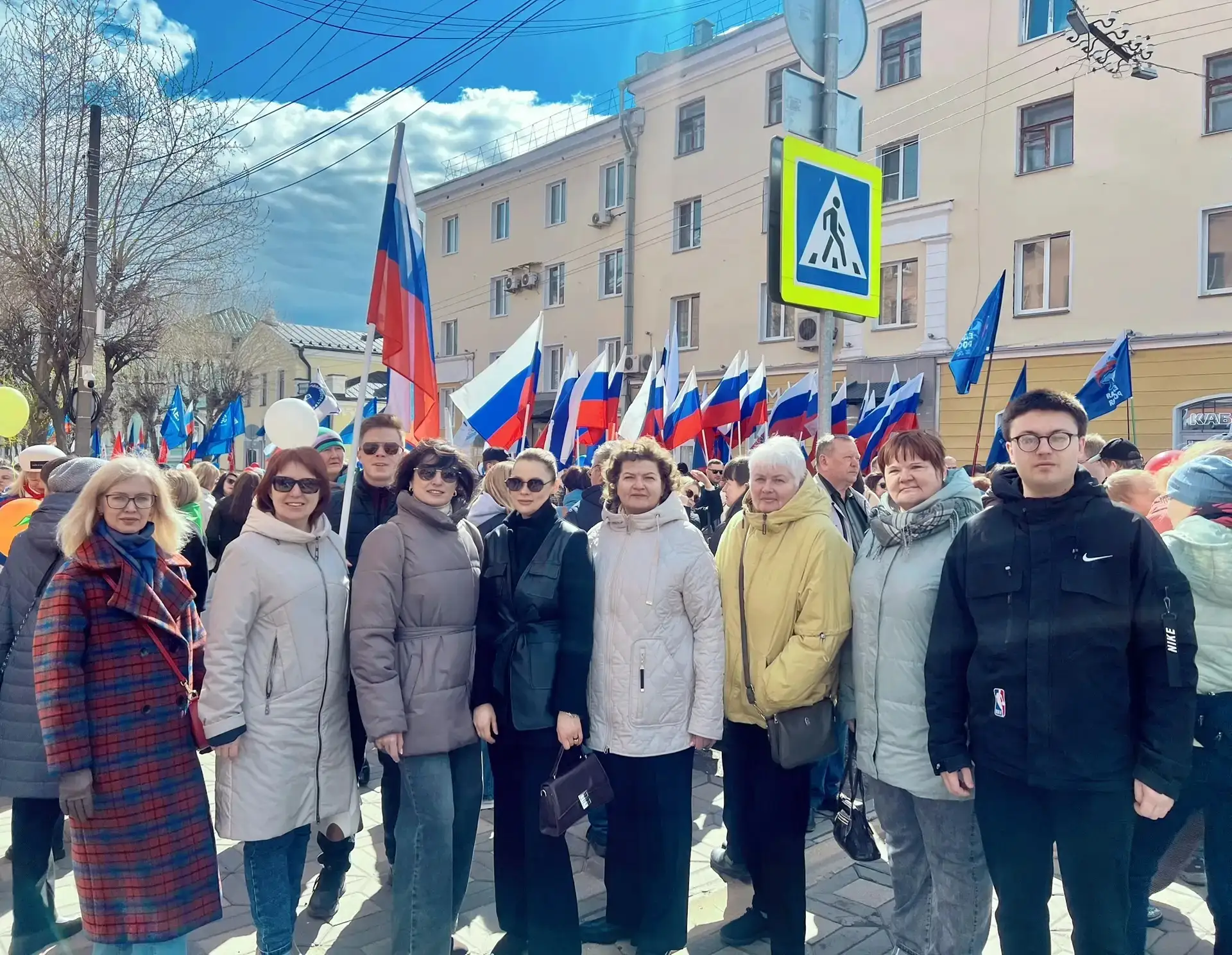 🇷🇺С Первомаем, лицей!  Педагогический коллектив во главе с директором принял участие в праздничном ш