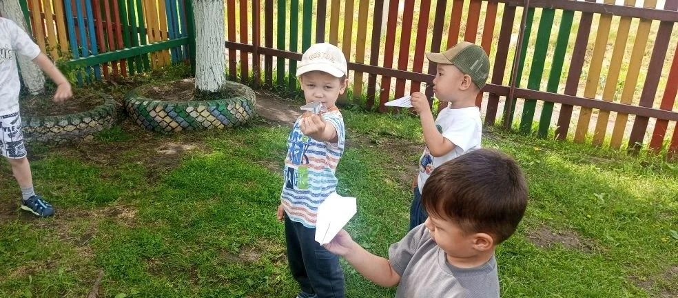 Мой бумажный самолёт 
Отправляется в полёт,
Но меня с собою в небо, 
К сожаленью, не берёт.
- Не гру