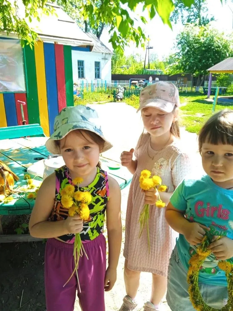 Время одуванчиков! 
На большой полянке в нашем детском саду царит настоящее летнее волшебство!
Дети 