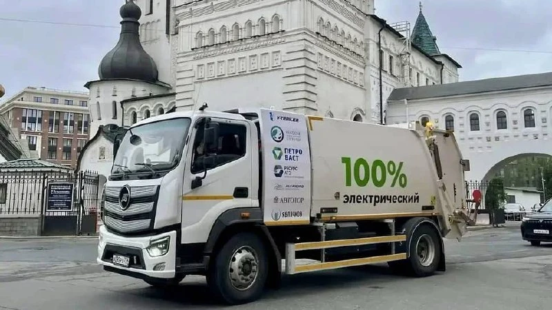 😳На улицы города вышли первые электрические мусоровозы.

Проект является пилотным и пока действует 