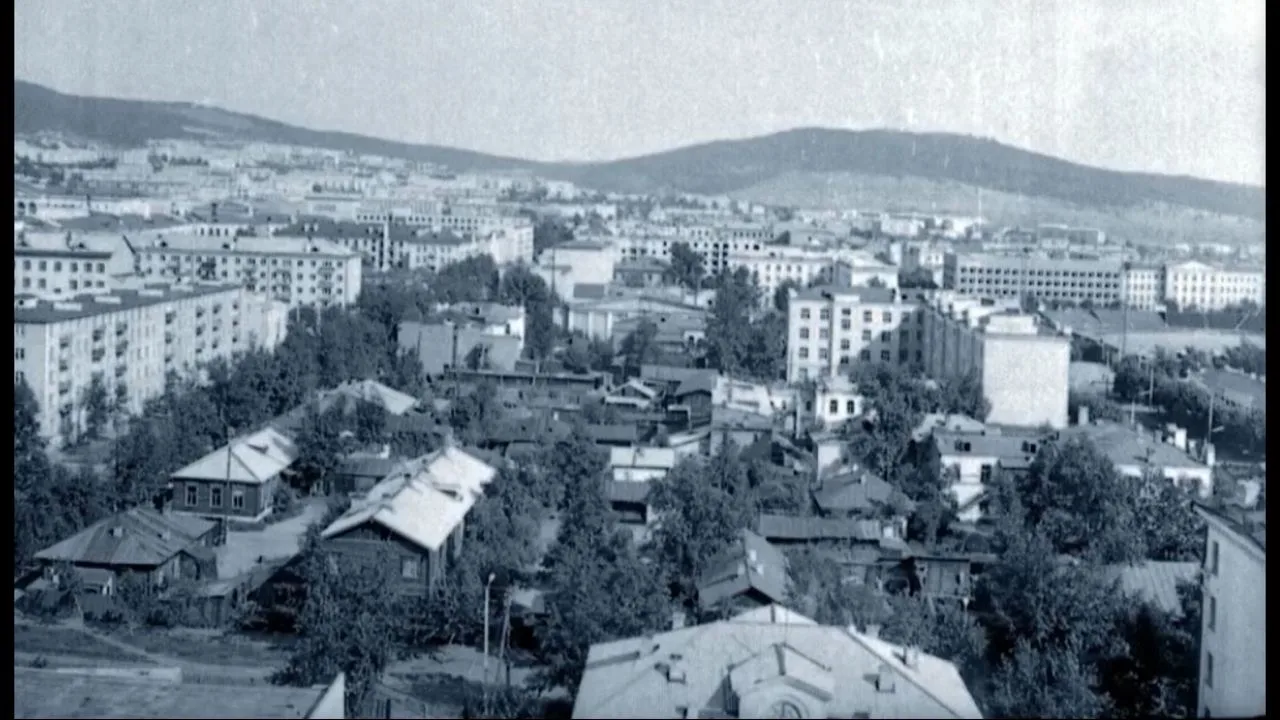 🏙 Вид на центр города с верхних этажей 12-этажки на Кастринской (тогда Калинина). Июль 1974 года.  🏚