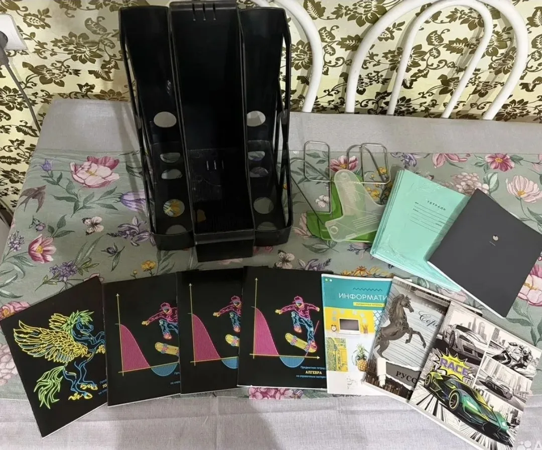 Подставки б/у в хорошем состоянии. 2 подставки под книги . Тетради новые лишние . Предм...