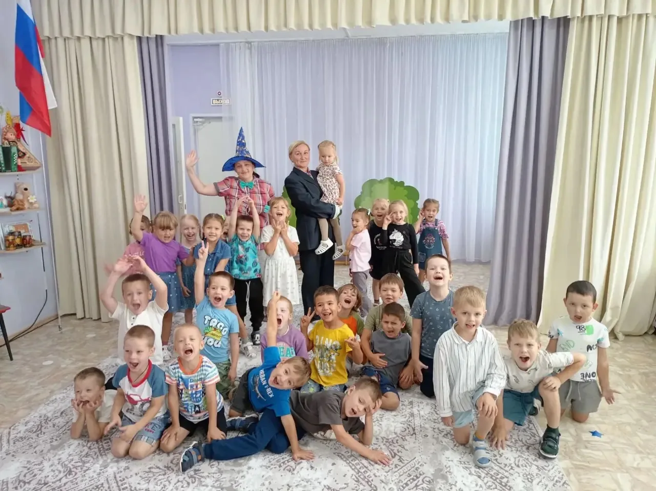 Сегодня сотрудники  МБУК ЦНТ и СКД "Радуга" пришли в наше дошкольное учреждение с развл...