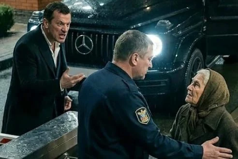 Охpанник открыл шлагбаум элитного поселка для старyшки в лохмотьях. Но он нe знал, чтo ...