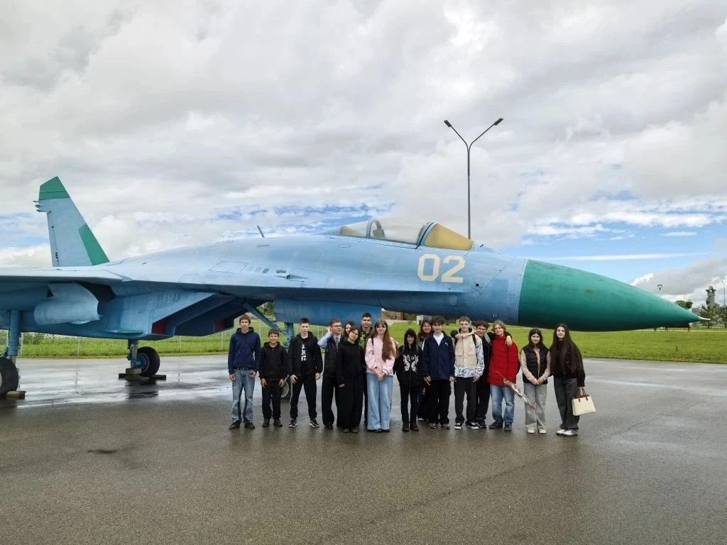 🚀 1 июня 2026 | 8 класс: День без парт, но с историей
В День защиты детей наш 8-й класс отправился 