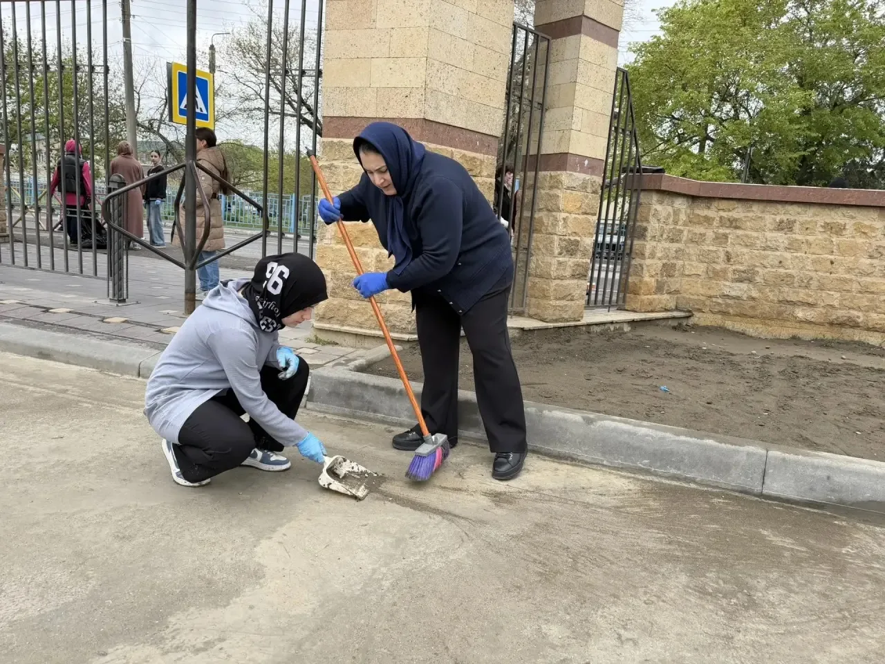 Проведение Всероссийского субботника  в гимназии №1  На территории гимназии успешно проведен Всеросс