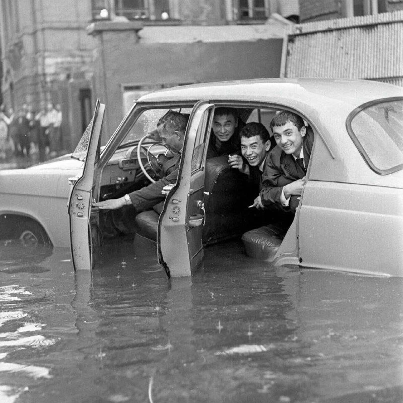Москва, Рахмановский переулок. После дождя 8 июня 1966 года