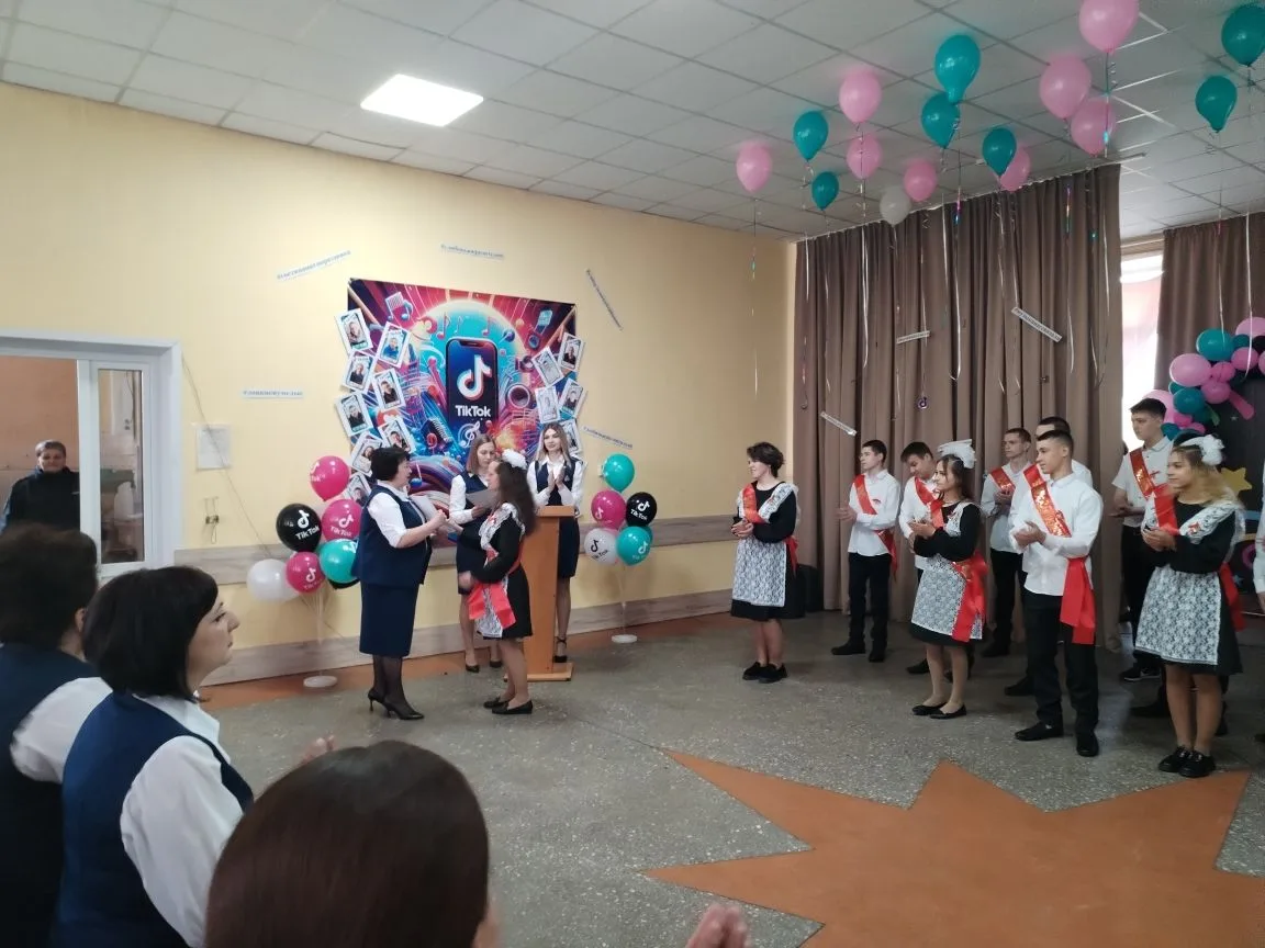 «Последний звонок» -  праздник для выпускников - всегда радостный, волнующий и немного грустный. Гла