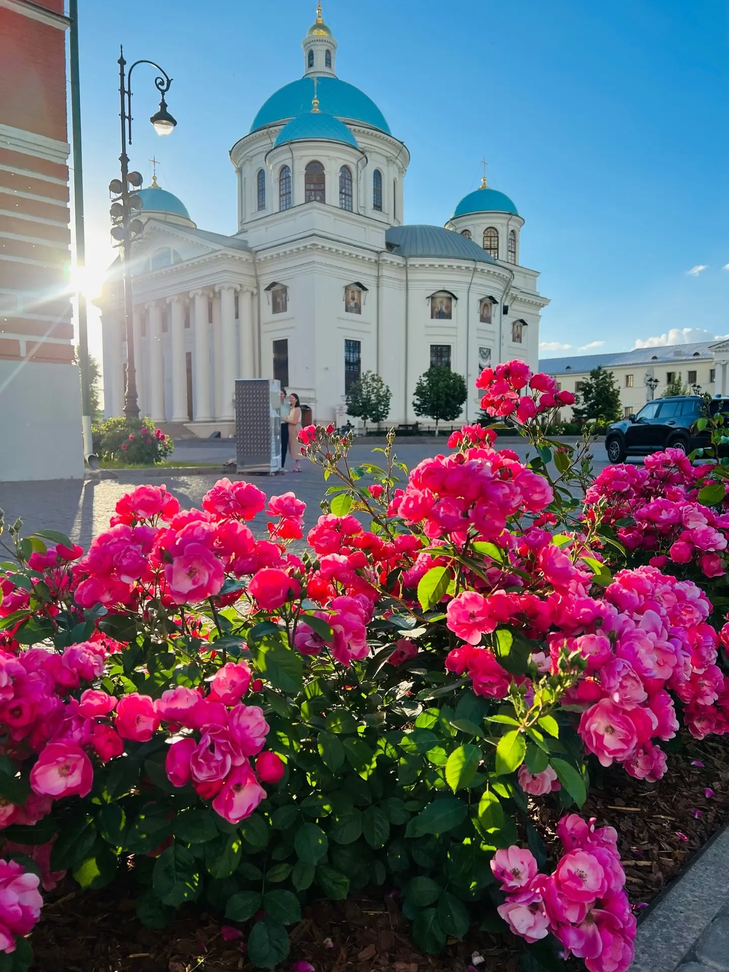 🌹 У Собора Казанской иконы Божией Матери настоящее летнее цветение