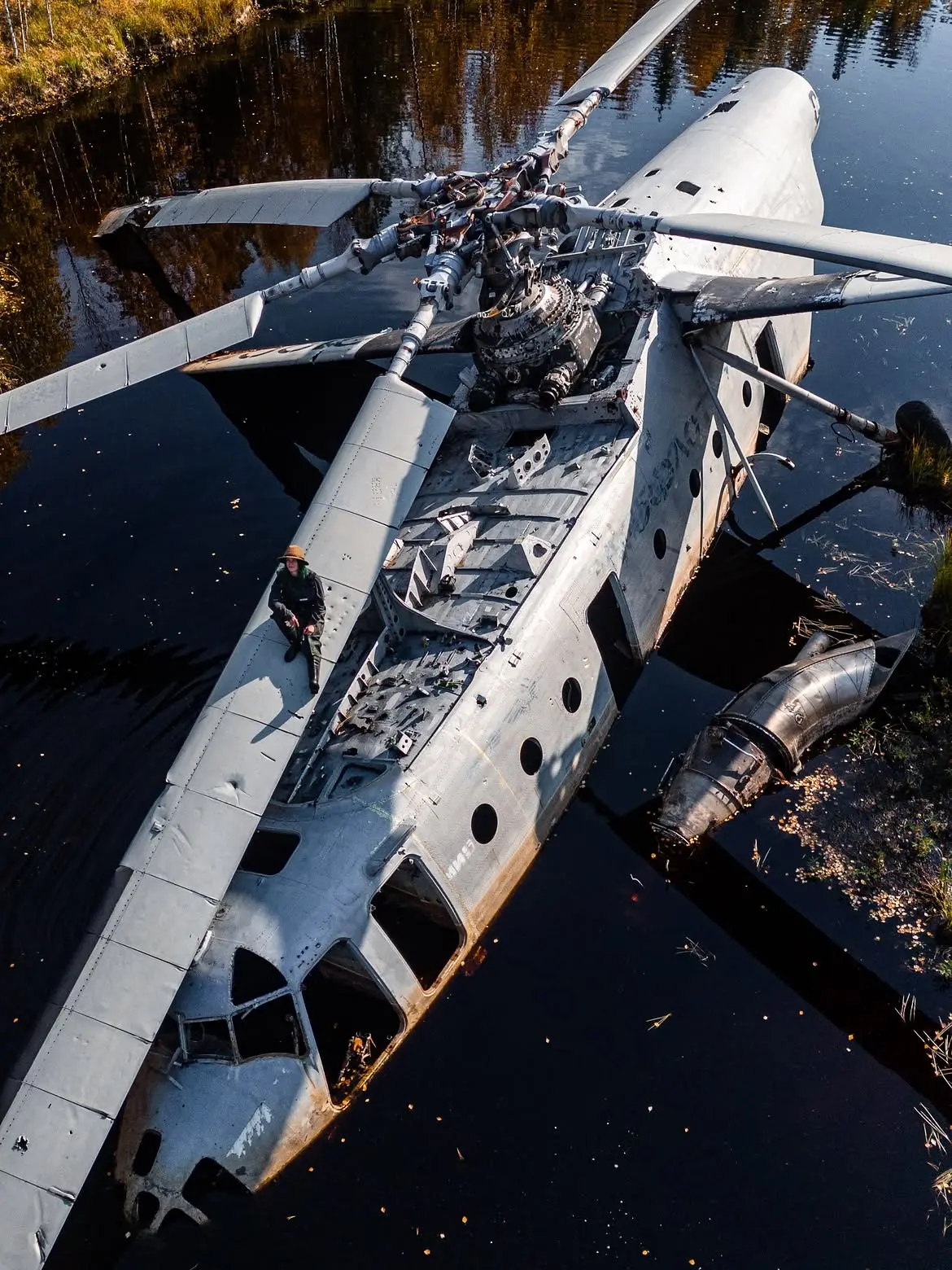 Золотая осень и чёрная вода: как выглядит заброшенный Ми-6 на Ямале 🚁🍂