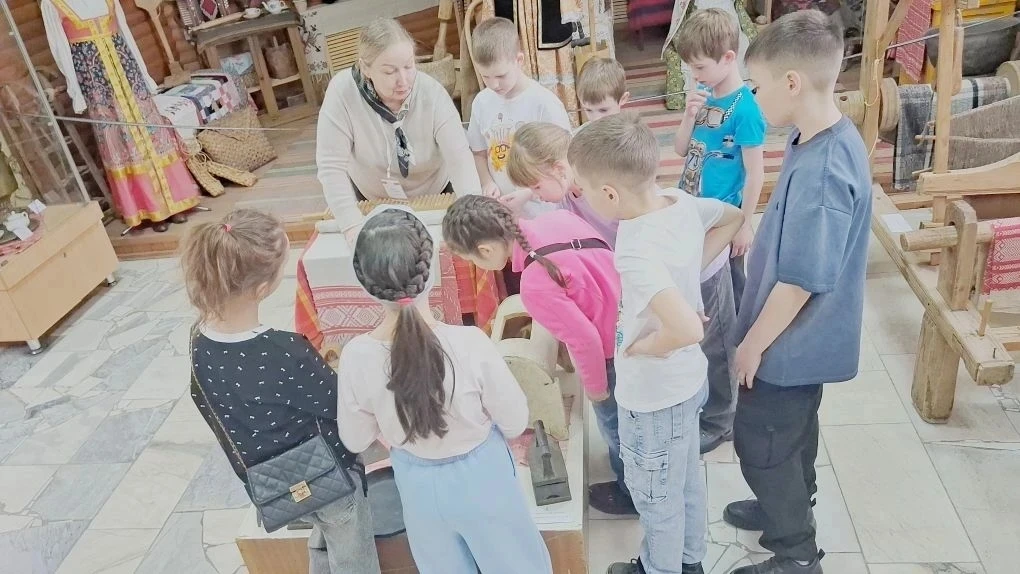 Увлекательное путешествие в историю: 2-й класс в городском музее! 🏛️🔍  2 апреля наш дружный 2-й клас