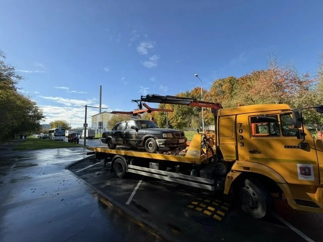 🚗 В Фили-Давыдково продолжают убирать автохлам с парковок