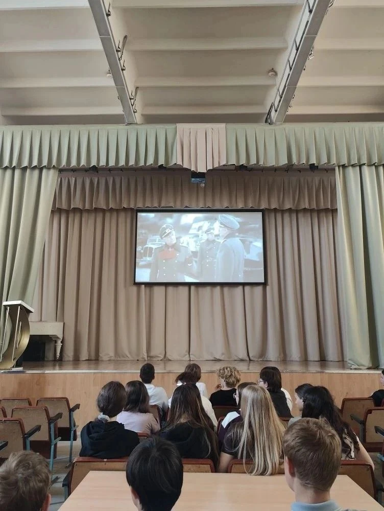 🎬 8Б класс: «Контрудар» — фильм о мужестве и Победе  В преддверии Дня Победы ученики 8Б класса собра