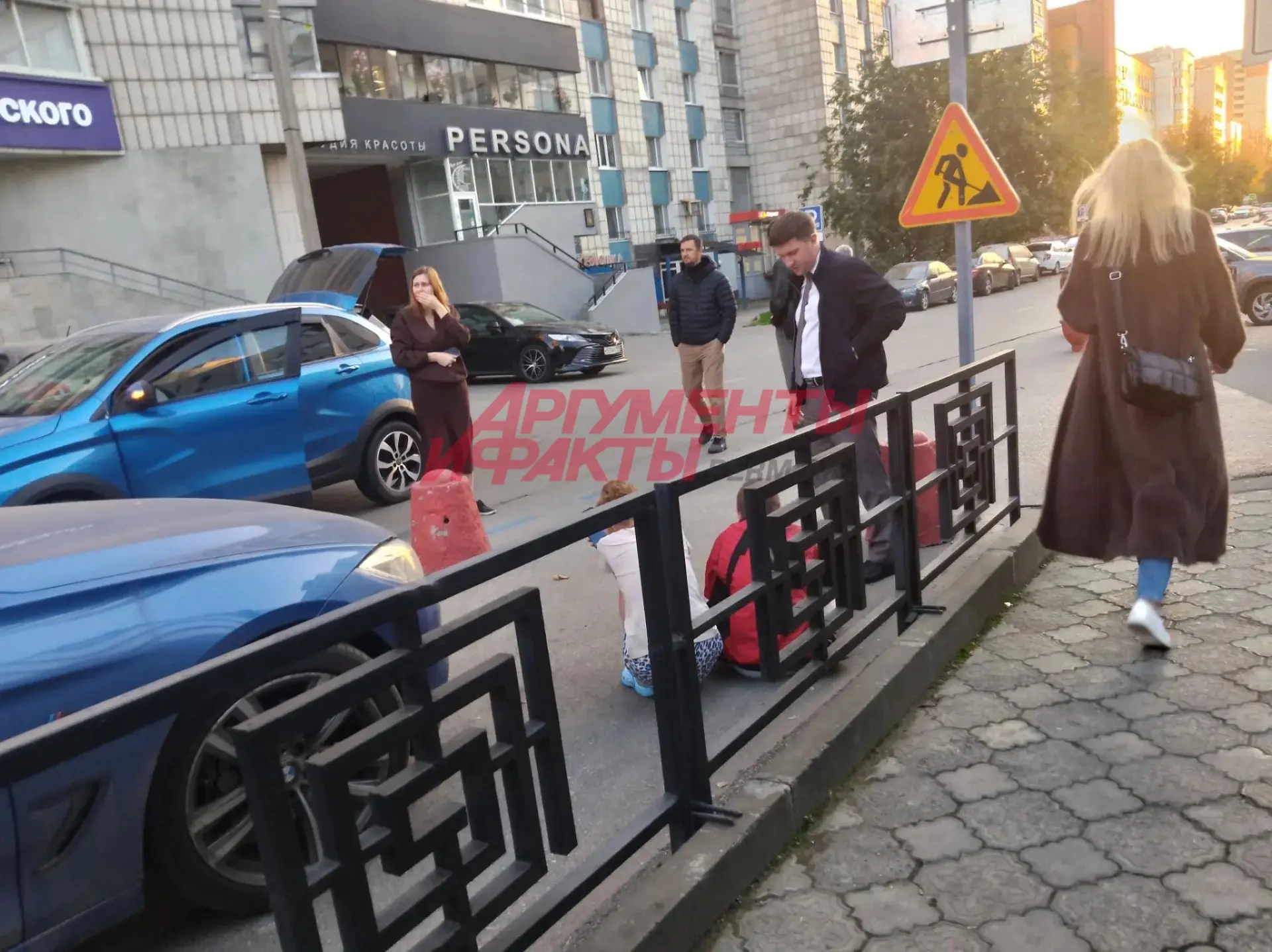 В Перми на улице Пермской автомобиль сбил ребёнка на велосипеде. На место вызвали скору...