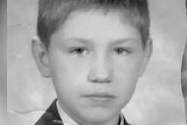 Десять лет в плену: как мальчик жил за стеной в двух шагах от дома  В одном из московских дворов, гд