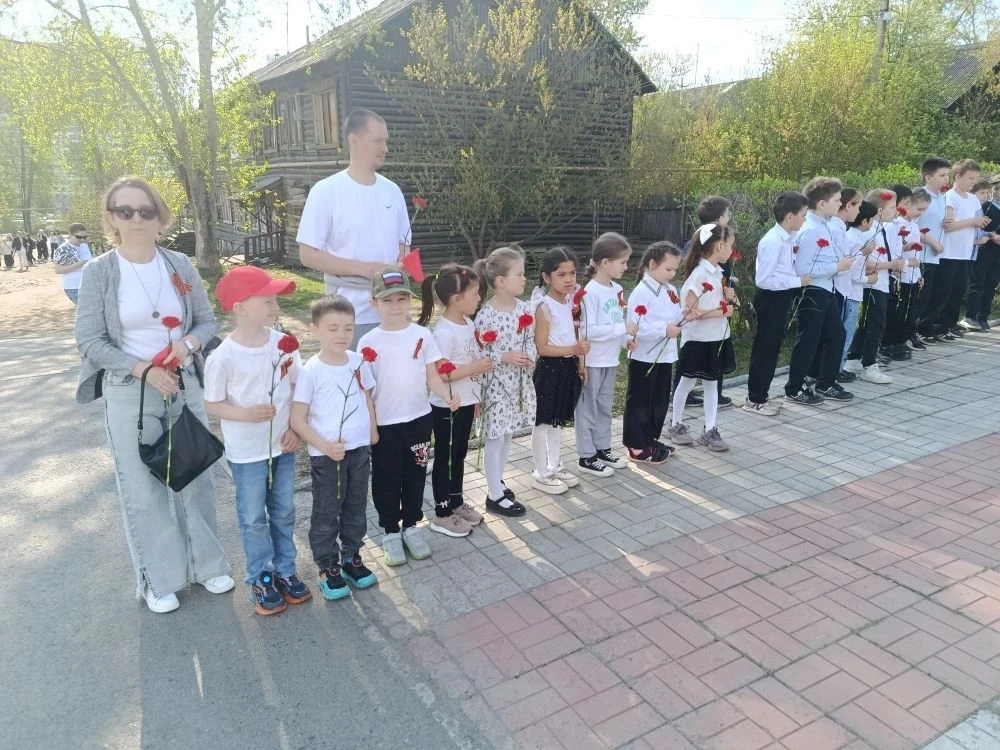 🌹 Сегодня обучающиеся нашей школы (корпус на Феофанова) собрались, чтобы отдать дань памяти и уважен