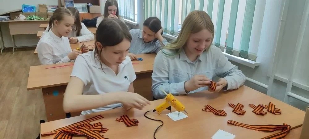 На уроках технологии ребята изготавливают своими руками один из символов Дня Победы. Ге...
