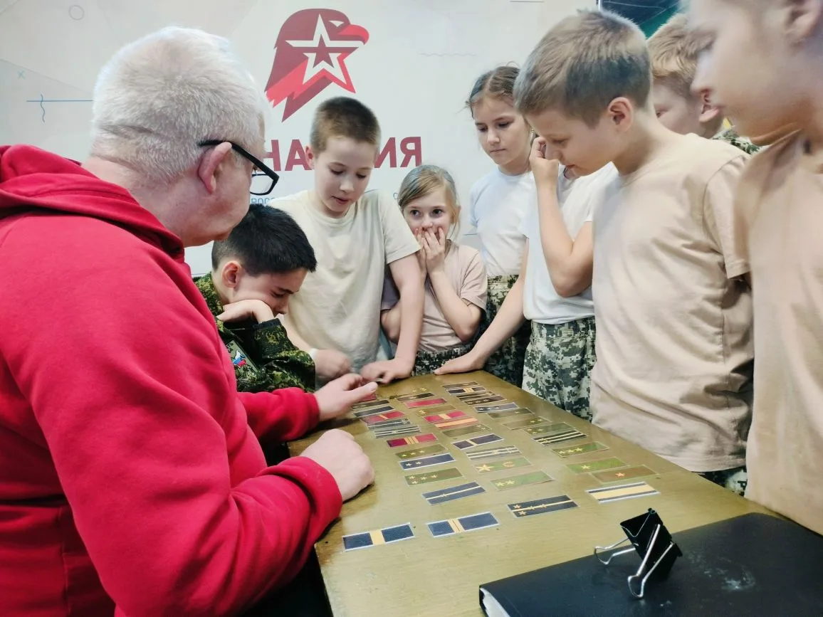 🪖 Команда казачат‑юнармейцев готовится к «Зарнице»! 🪖  Наши юные патриоты приступили к серьёзной под