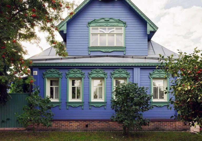 Обновленная атмосфера старинного деревенского дома.