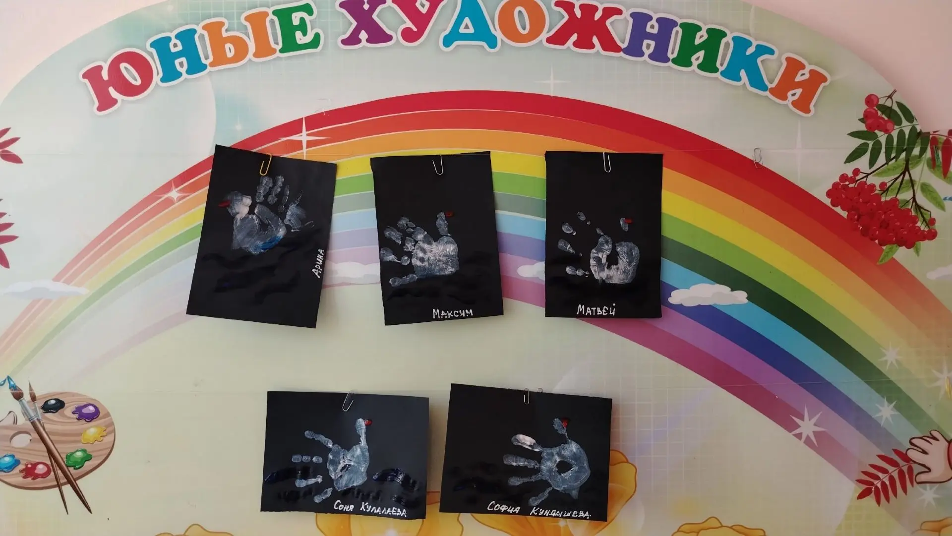 Рисунок ладошкой — популярный и доступный способ творческого развития малышей. Этот метод идеально п
