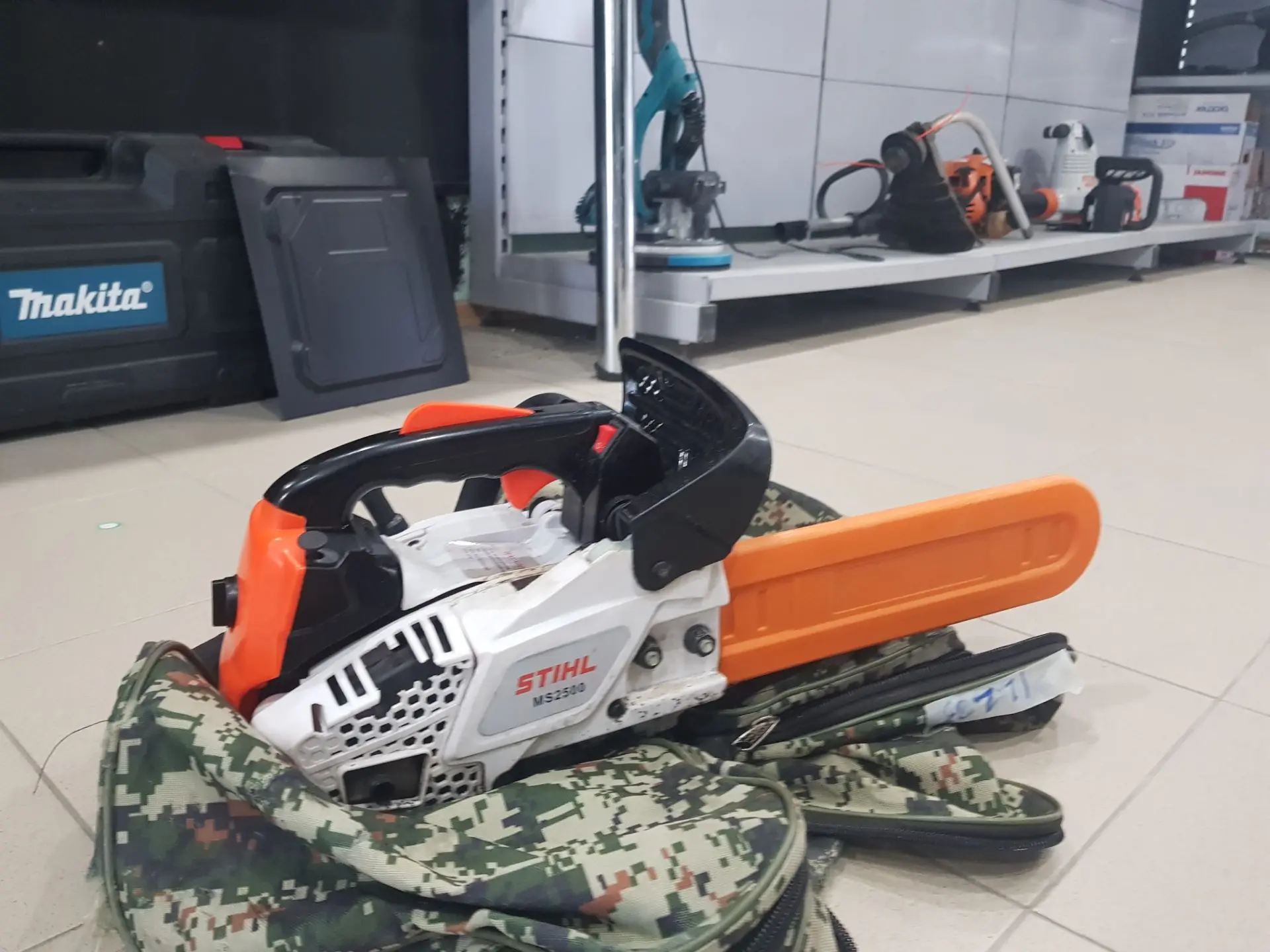 Бензопила stihl ms2500 в отличном состоянии, мощность 25,4куб  длина реза составляет 300мм 

Цена 54