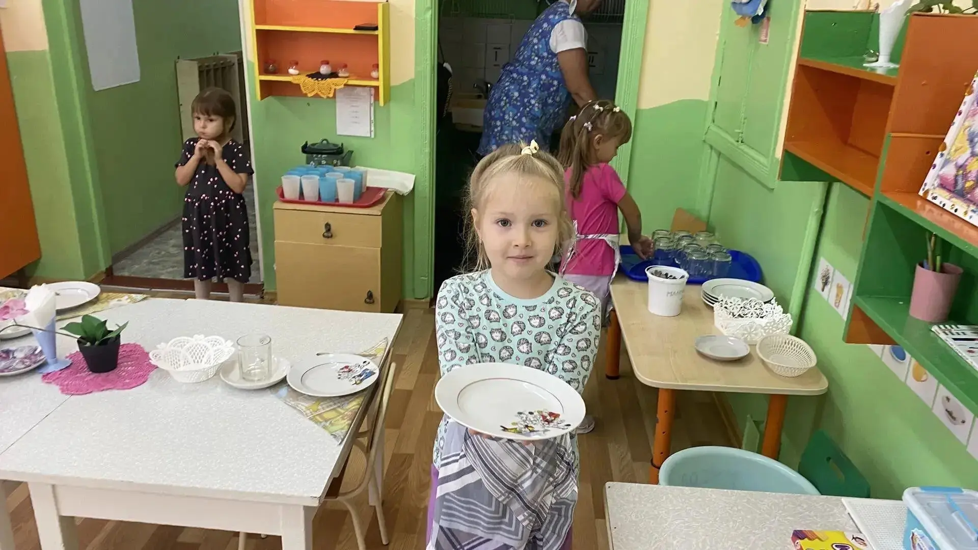 Мы в обед дежурим сами.