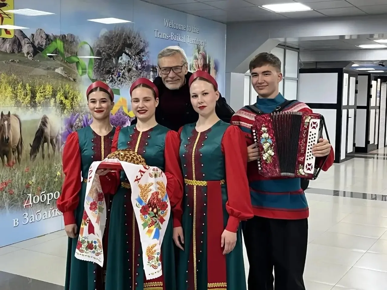 🎬Песнями и караваем встретили одного из главных гостей Забайкальского международного кинофестиваля –