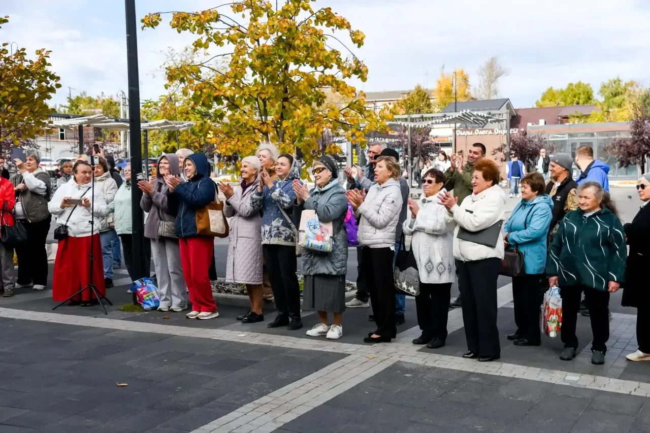 В Истре на улице 15 Лет Комсомола прошёл концерт, посвящённый Дню пожилого человека. Дл...