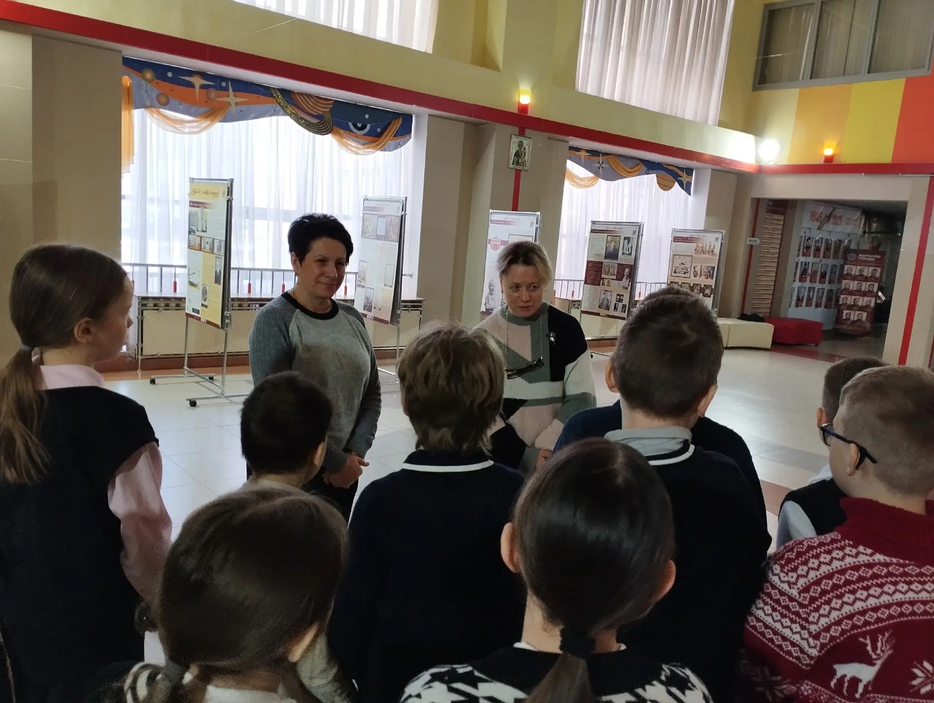 Пушкинская выставка в атриуме гимназии✨  Сегодня учащиеся 4б класса вместе с классным руководителем 