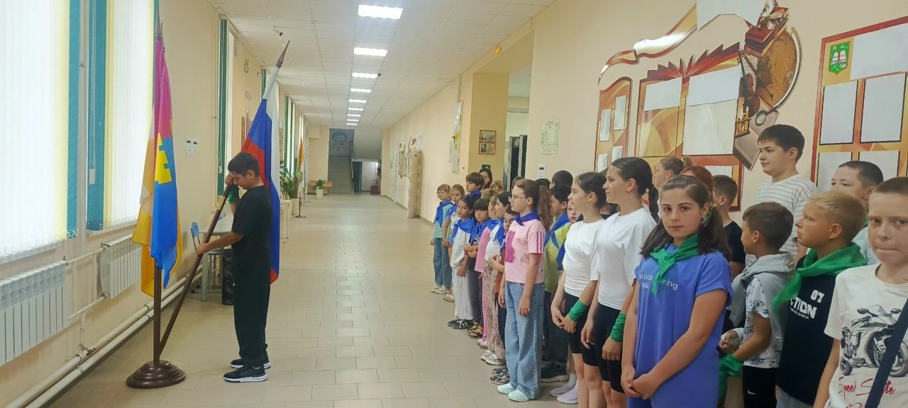 🇷🇺Сегодня в пришкольном лагере прошла церемония поднятия Государственного флага Росси...
