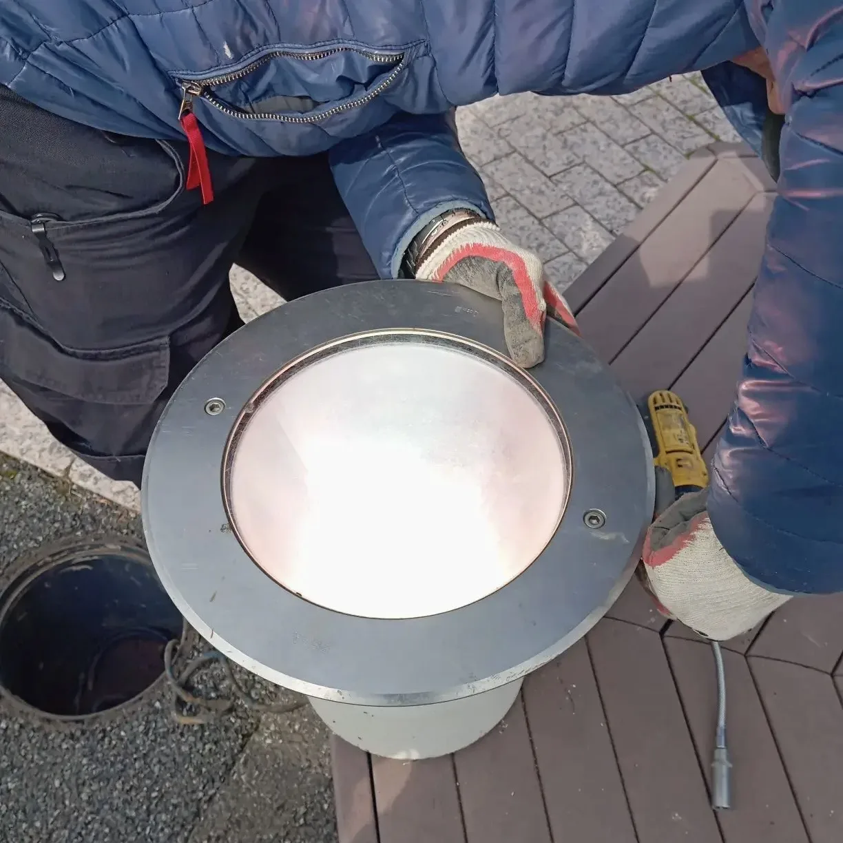 💡 Техническое обслуживание подсветки на Медальной площади.