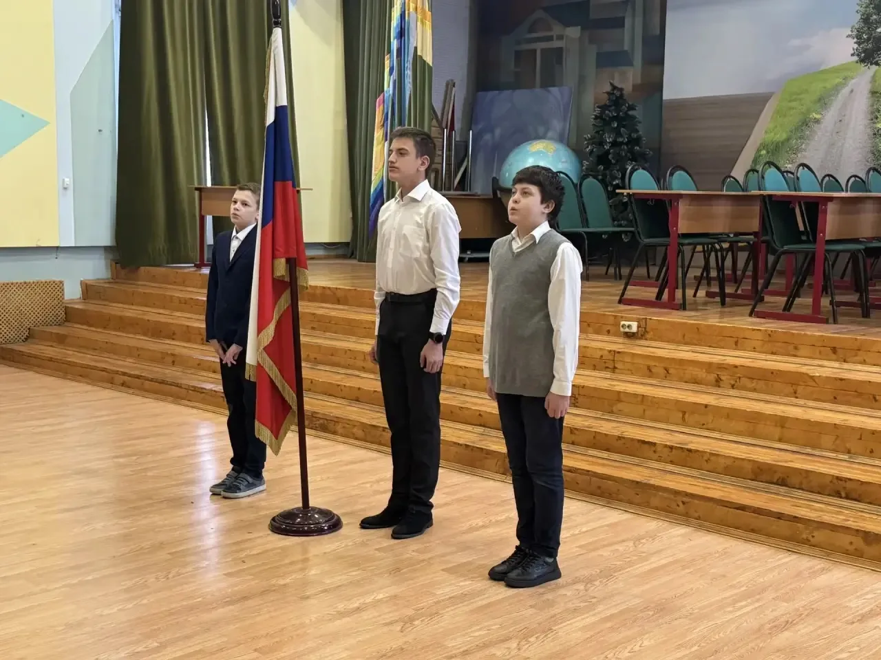 Утро, с которого начинается гордость  🇷🇺 Поднятие флага прошло торжественно и собрало вместе всю шко