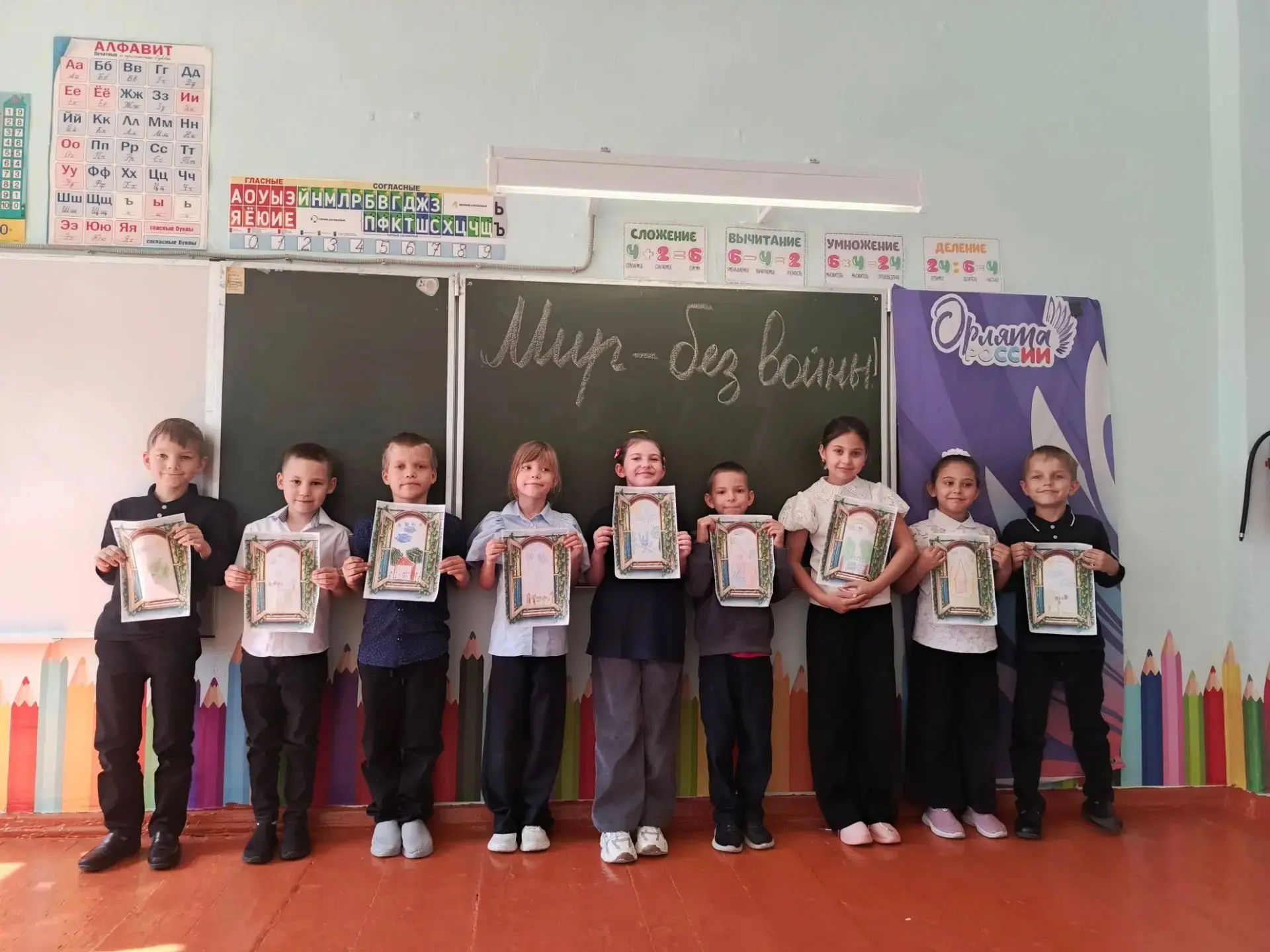 🎨 Творческая мастерская «Окно мира»: улица мирных окон в нашей школе. Международный де...