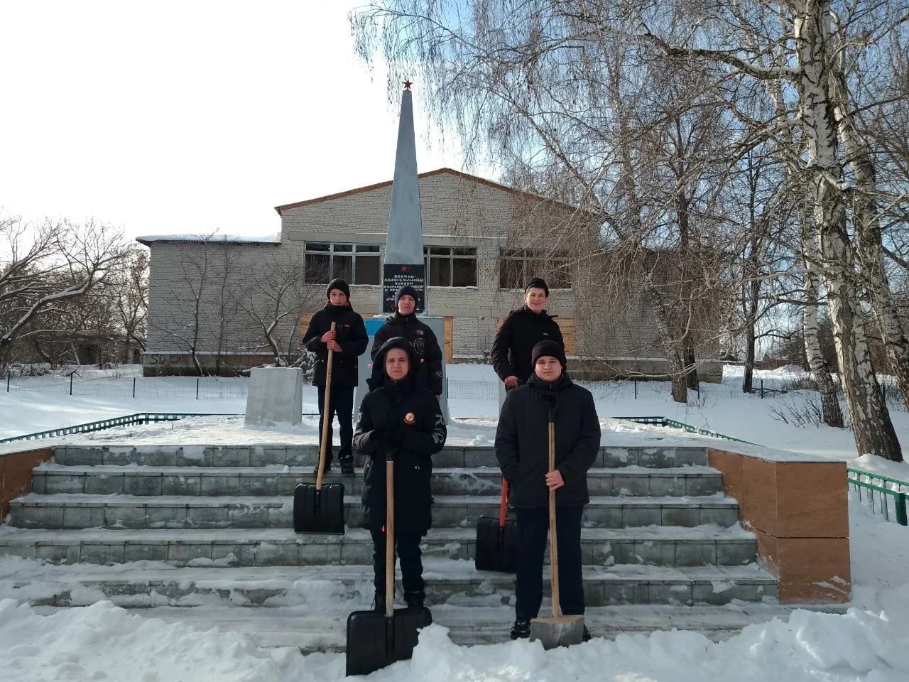 Учащиеся Сосновской школы приняли участие в операции"Обелиск" по очистке памятника воин...