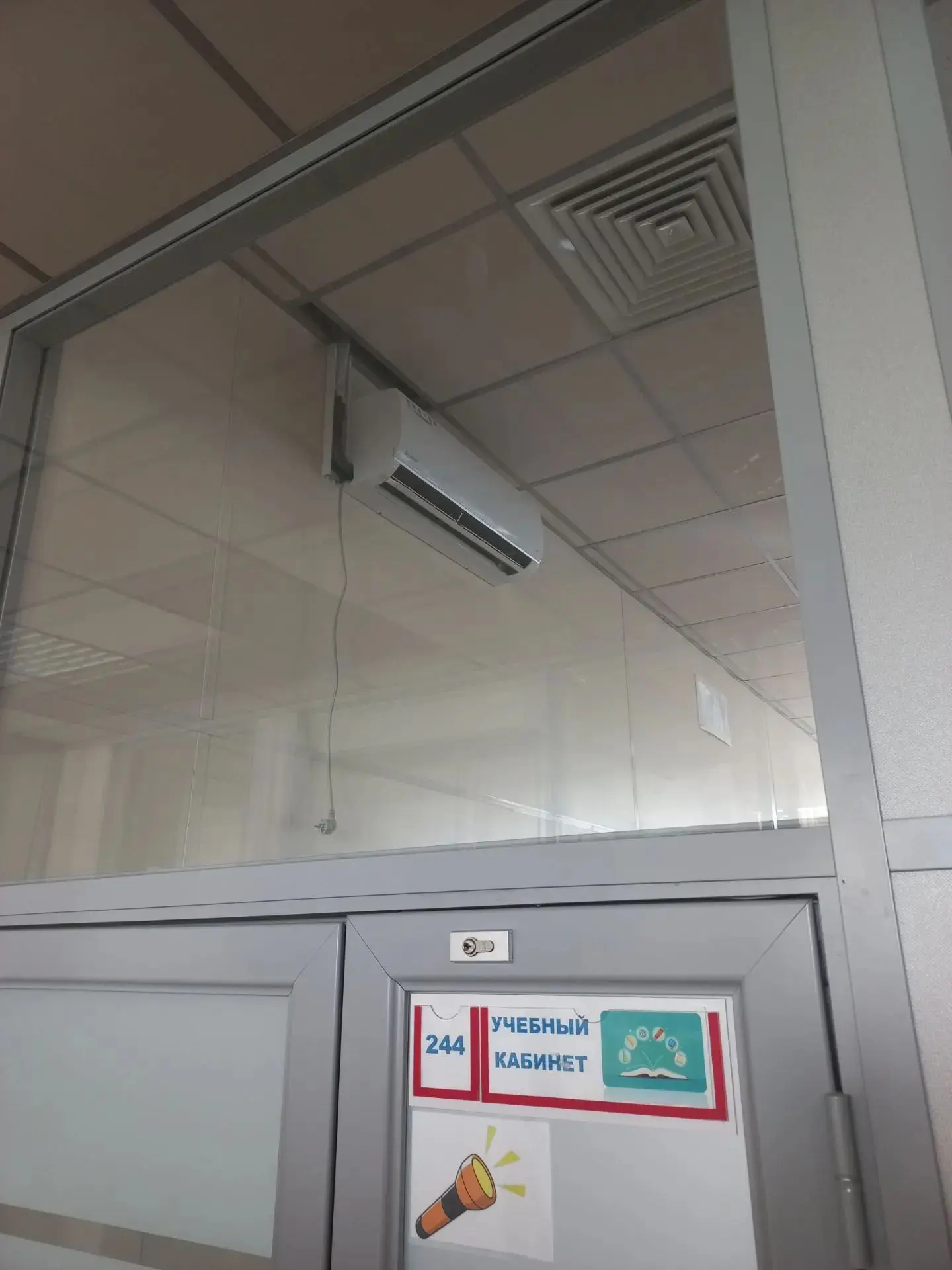 👷👷‍♀️Пока ребята отдыхают на каникулах, а педагоги  в отпусках,   в школе полным ходом идут ремонт