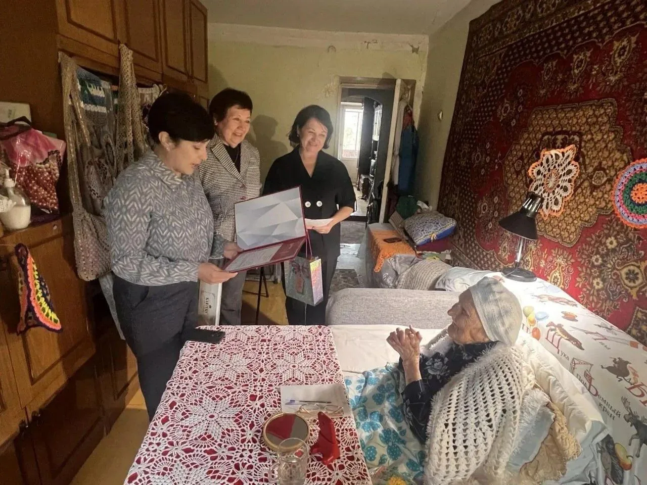 105-летняя жительница Красноярска увлекается рукоделием и вяжет вещи своими руками