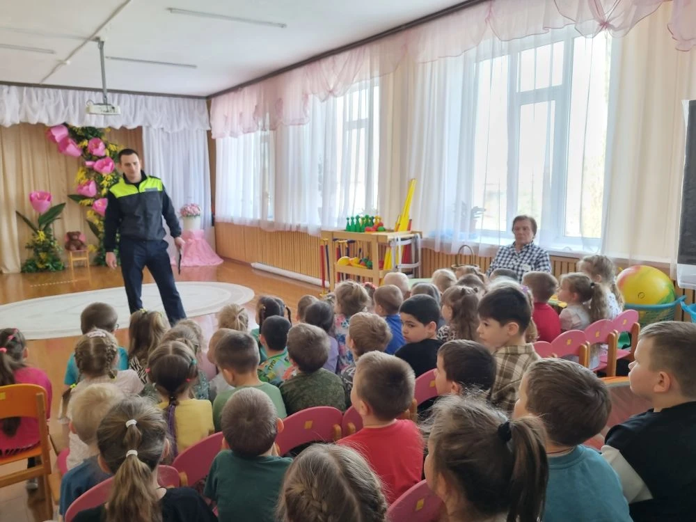 В гостях у воспитанников детского сада "Солнышко" государственный инспектор БДД Гладких...