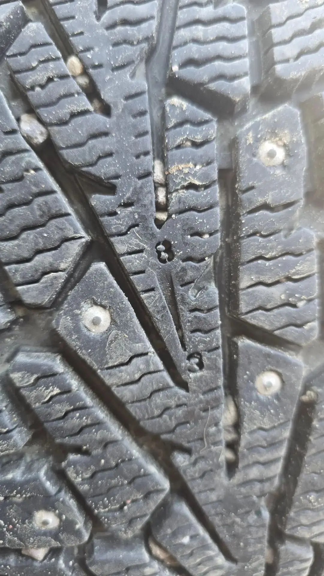Продаю комплект зимней резинв Cordiant Snow Cross, на железных дисках. Размер 185/60 R15.
