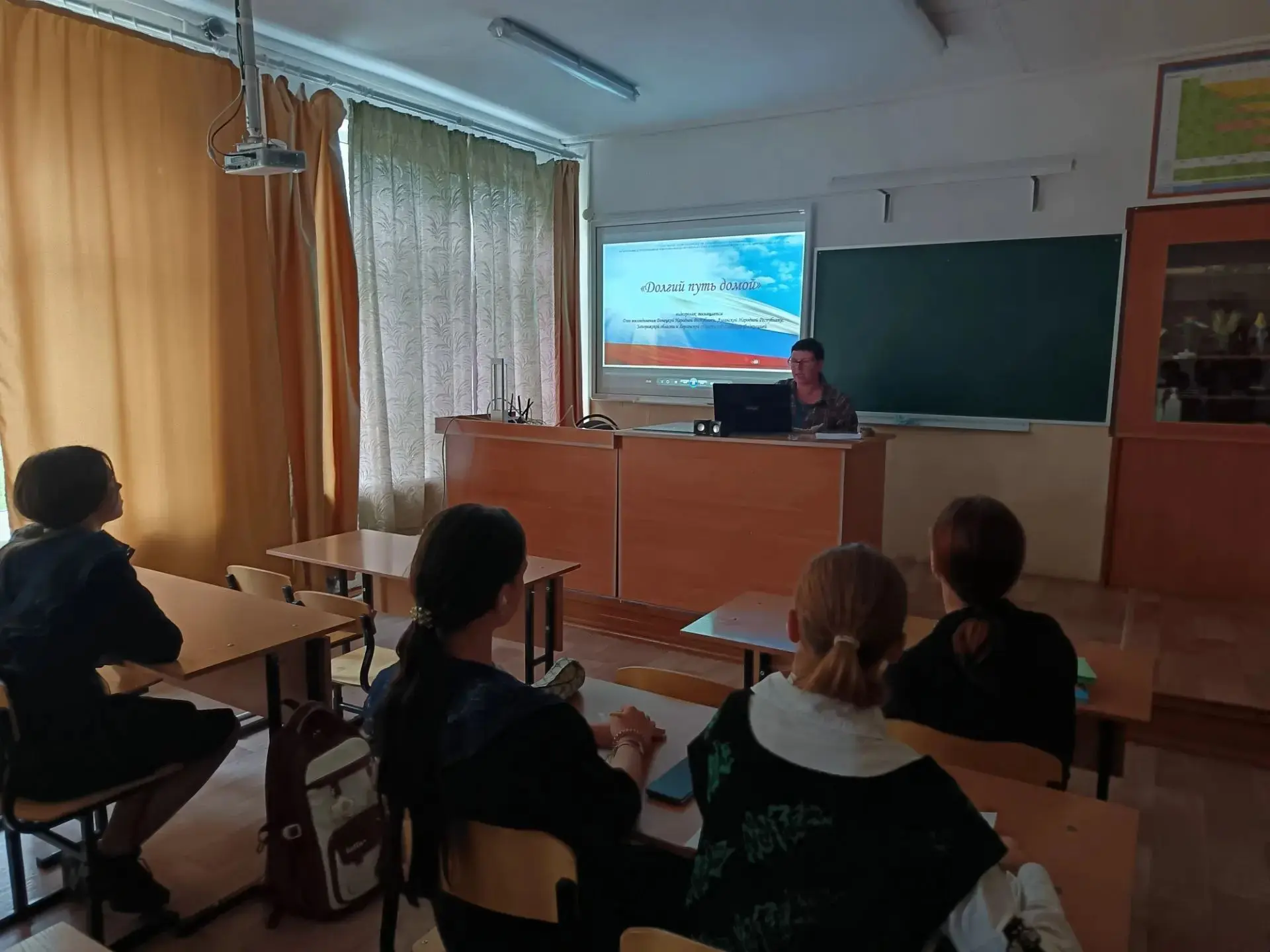 Работники культуры и библиотекарь СДК с. Милоградово Зленко И. В. в День воссоединения ...