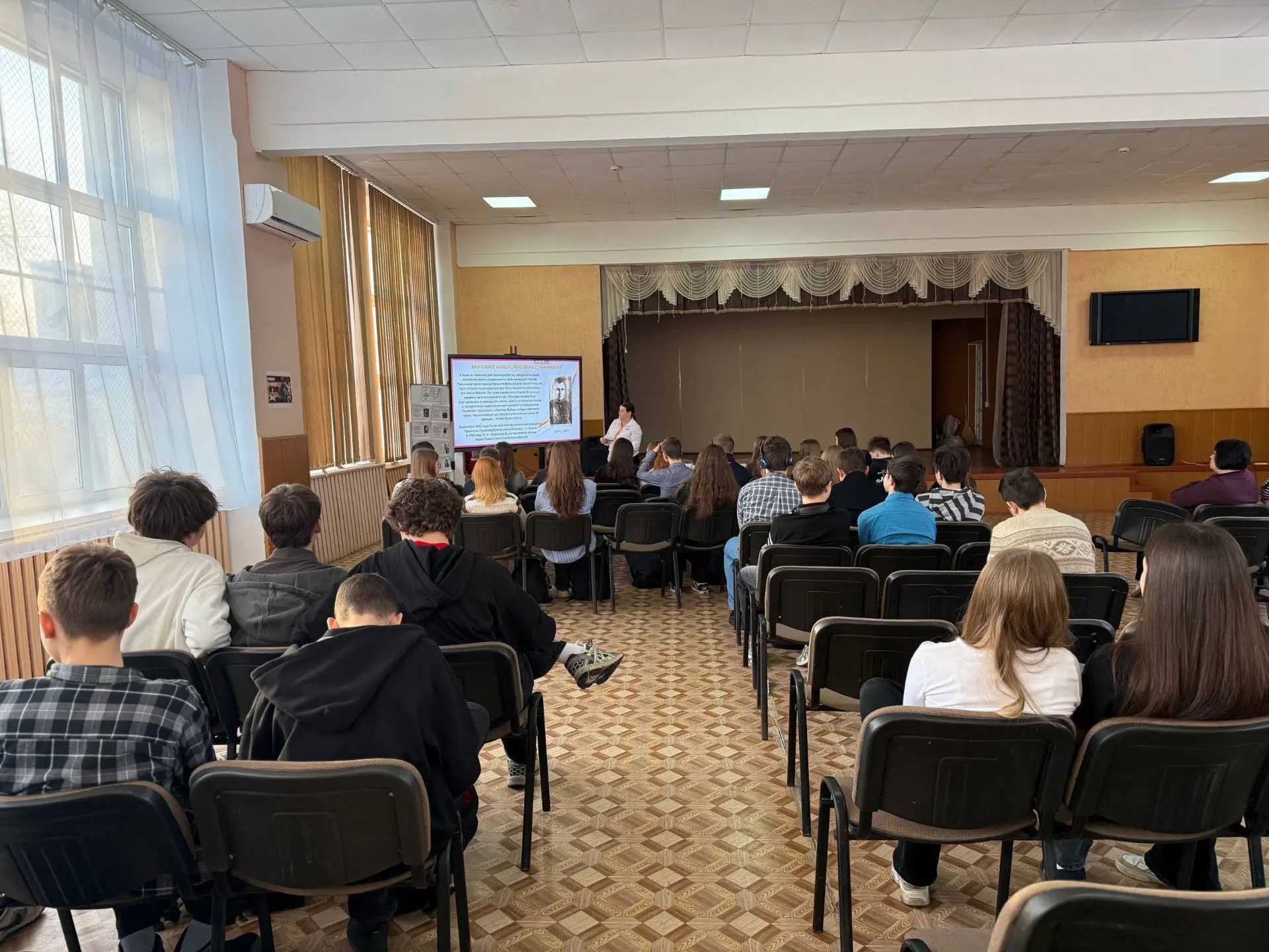 Галерея портретов «Герои народов: защитники Сталинграда» По инициативе советника директора по воспит